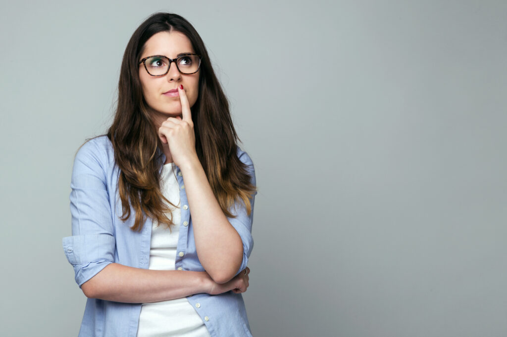 Questiona-se as Suas Próprias Crenças Limitantes. Uma mulher pensando